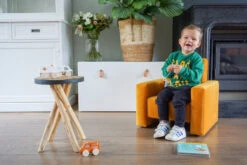 Ding Jamie Velvet Okergeel Kinderfauteuil DI-34201 -Winkel Voor Babyproducten mamaloes ding jamie 05
