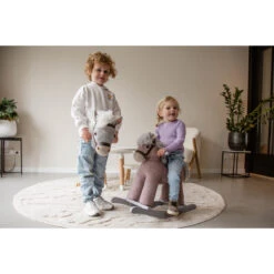 Tryco Milo Roze Stokpaard Met Geluid TR-120113 -Winkel Voor Babyproducten tryco milo stokpaard met geluid tr sfeer2 1